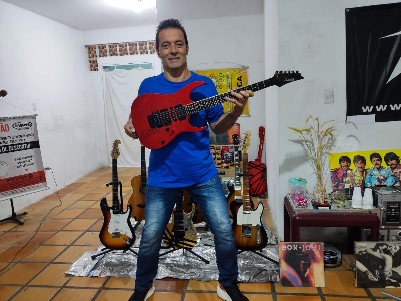 Professor Andrey com guitarra